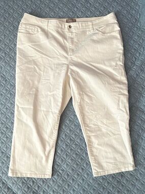 Chicos white jean capri in size 3
